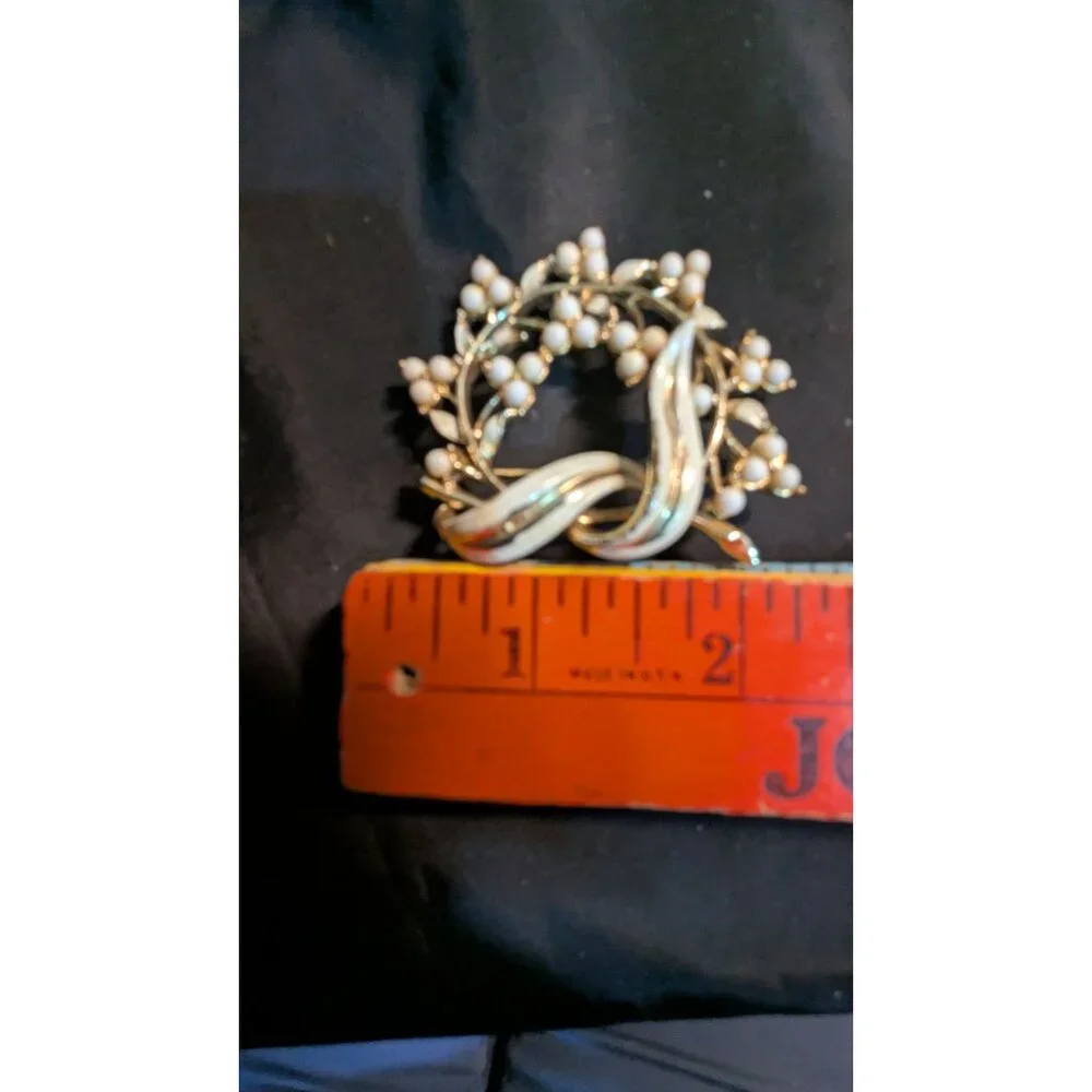 Coro Gold Tone Enamel & Faux Pearl Floral Wreath Brooch Pin Vintage 2